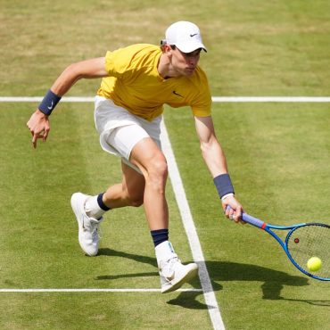 Jack Draper ends Carlos Alcarazs reign at Queens