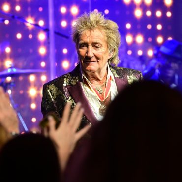 Sir Rod Stewart postpones two US shows after developing Covid 19