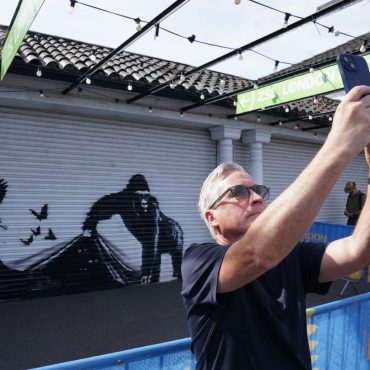 Banksy woz ere London Zoo removes artwork for safekeeping