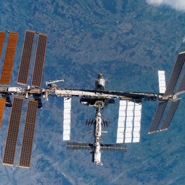 Nasa decides to keep two astronauts in space until February