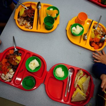 All primary pupils should receive free school lunches say health experts
