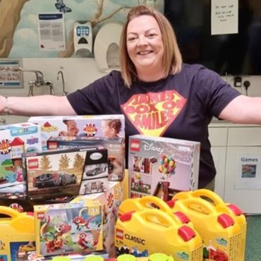 Bereaved mother puts smiles on cancer patients faces with Lego sets