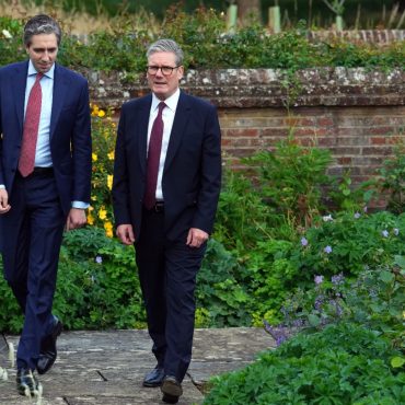 Starmer visits Ireland in bid to reset UKs relationship with Dublin