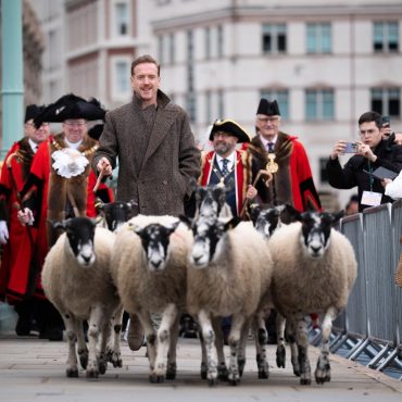Hollywoods Damian Lewis drives sheep over the Thames in eccentric tradition