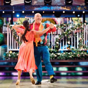 Wynne Evans and Katya Jones perform beautiful and bouncy quickstep on Strictly