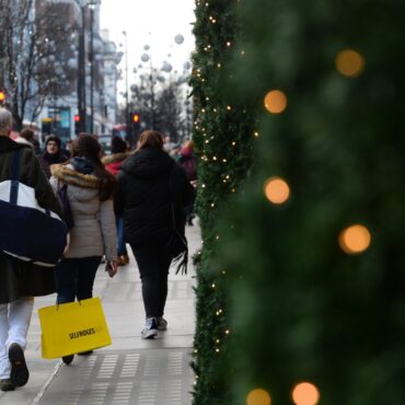 Early Christmas Shoppers Estimate They Save 120 On Average