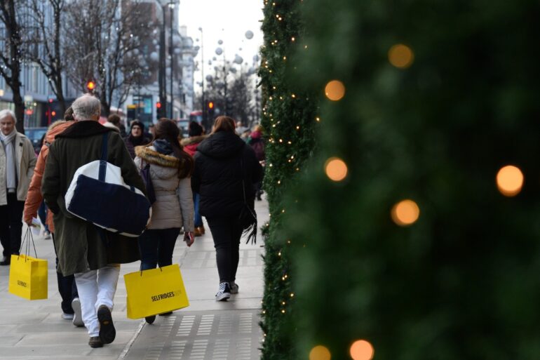 Early Christmas Shoppers Estimate They Save 120 On Average
