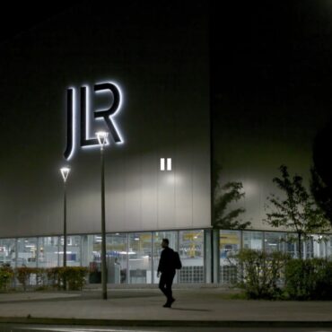 UK Economy Returns To Growth As Car Manufacturing Rebounds